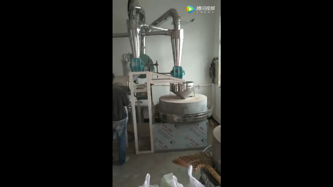 山东客户采购的小型石磨面粉机已经投入正常生产